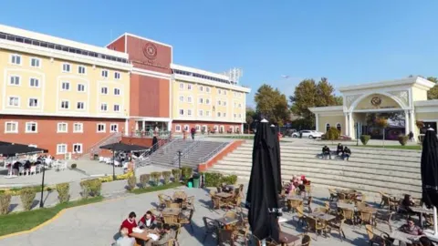 İstanbul Aydın Üniversitesi'nde işten çıkarmalara karşı dayanışma ağı kurulduğunu gösteren görsel.