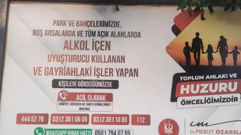 Keçiören Belediyesi'nin parklarda 'gayriahlaki işler'in ihbar edilmesini isteyen afişi.