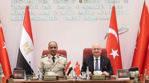 Türkiye Milli Savunma Bakanı Yaşar Güler ve Mısır Savunma Bakanı Korgeneral Eşref Salim Zahir'in iyi niyet mektubu imzalarken çekilmiş fotoğrafı.
