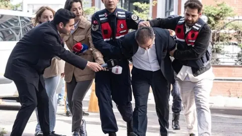Yenidoğan çetesi davasında tutuklu sanıkların tutukluluk halinin devamına karar verildiği duruşmadan bir görüntü.