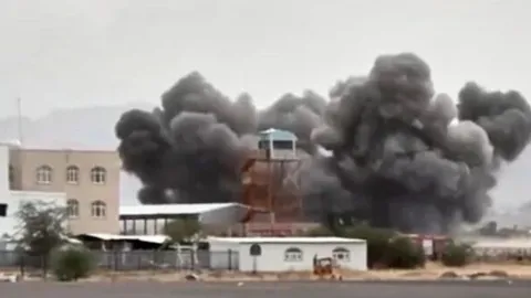 Yemen'de Ensarullah Hareketi'ne ait bir asker ve bayrak görseli.