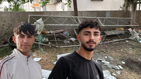 Siverek'te hayatını kaybeden iki genç işçiyi temsil eden bir görsel.