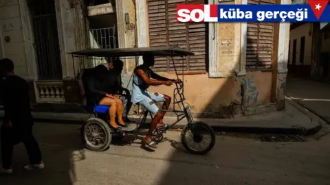 Küba'da elektrik kesintisi yaşanan bir şehir manzarası.