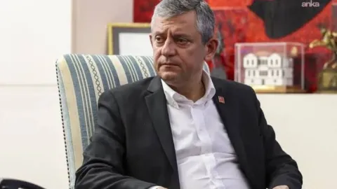 Özgür Özel, yeni parti hazırlıkları hakkında açıklama yapıyor.
