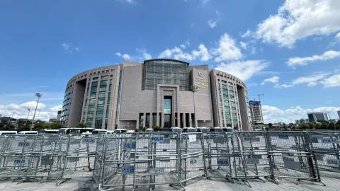 Çağlayan Adliyesi önünde bariyerlerle oluşturulan güvenlik önlemleri.