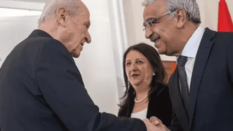 MHP Genel Başkanı Devlet Bahçeli'nin makamında DEM Parti İmralı Heyeti'ni kabul ettiği an.