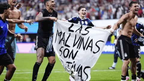 Arjantinli futbolcuların maç sonrası 'Malvinas (Falkland Adaları) Arjantinindir' yazılı pankart açtığı görsel.
