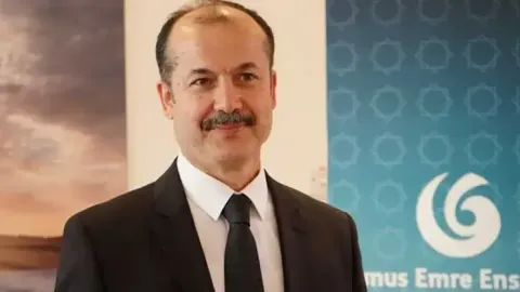 Yunus Emre Vakfı binası önünde çekilmiş bir kare.