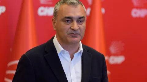 CHP MYK toplantısı sonrası Müslim Sarı açıklama yapıyor.