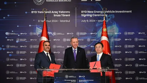 Çinli otomotiv devi BYD'nin Manisa'da kurmayı planladığı ancak iptal edilen fabrika projesiyle ilgili haber görseli.