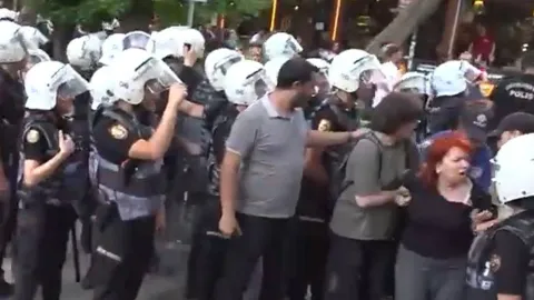 Polislerin KESK binası önünde barikat kurduğu ve gözaltıların yapıldığı anı gösteren fotoğraf.