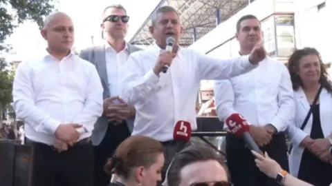 CHP Genel Başkanı Özgür Özel konuşma yaparken