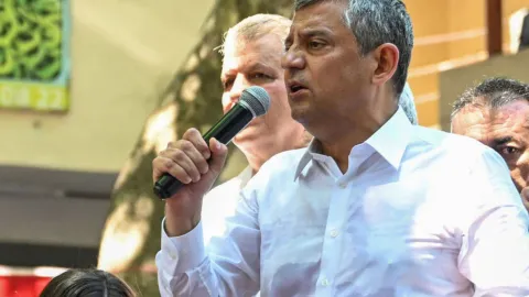 TBMM binası ve Türk bayrağı