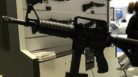 Özyurt Savunma Sistemleri'ne ait olduğu iddia edilen tesisten çıkan araçlarda bulunan silahlar.