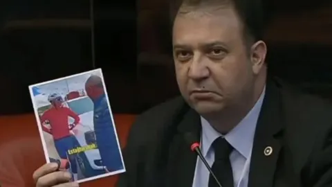 Ardahan Valisi Mehmet Fatih Çiçekli'nin görevden alınmasıyla ilgili haber görseli.