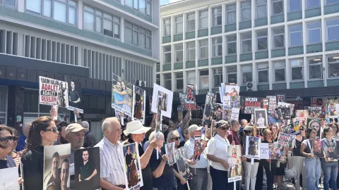 Adalet yürüyüşüne katılan aileler ve destek veren diğer facia mağdurları.
