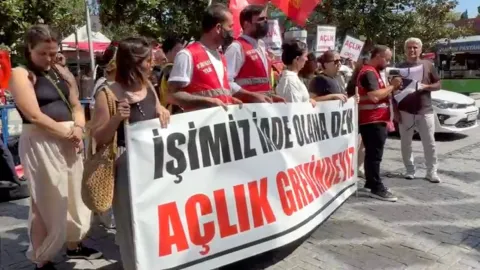 Beşiktaş Belediyesi işçilerinin açlık grevi eyleminden bir görüntü.