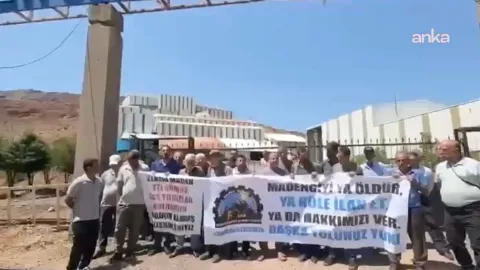 Eti Gümüş İşletmesi önünde maaşları ödenmeyen işçilerin eyleminden bir görüntü.