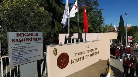İstanbul Üniversitesi İstanbul Tıp Fakültesi (Çapa) Hastanesi'nin dış görünüşü.