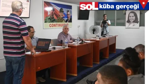 Küba Cumhurbaşkanı Miguel Díaz-Canel konuşma yaparken