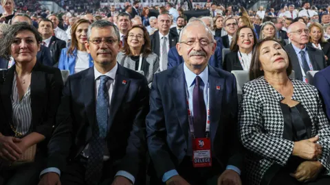 CHP logosu ve adalet terazisi görseli.