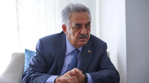 AKP Genel Başkan Yardımcısı Hayati Yazıcı konuşma yaparken