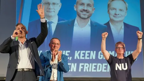 AfD etkinliğinde 'Harabelerden Doğarak' marşının okunması