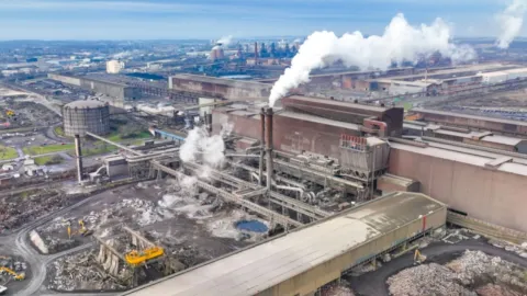 British Steel fabrikası önünde İngiliz ve Çin bayrakları