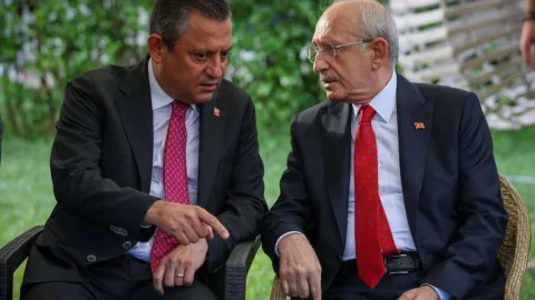 CHP Genel Merkezi önünde kalabalık bir grup.