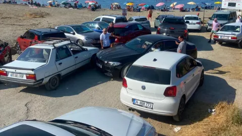 Gökçeada'da Yıldızkoy Plajı'nda araçların sahilde park edilmiş hali.