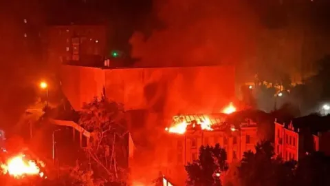 Kiev'de füze saldırısı sonrası hasar gören binalar ve yangın.