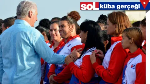 Küba'da bir hastanede tıbbi malzeme taşıyan görevliler.