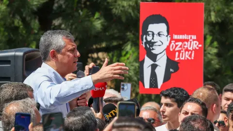 CHP Genel Başkanı Özgür Özel'in yeni parti kurma çalışmaları kapsamında yapılan marka tescil başvurusuyla ilgili haber görseli.