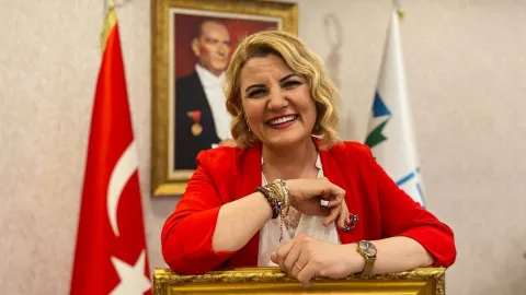 İzmit Belediye Başkanı Fatma Kaplan Hürriyet'in de aralarında bulunduğu 31 kişiye yönelik operasyon kapsamında belediye binası polis ablukasına alındı.