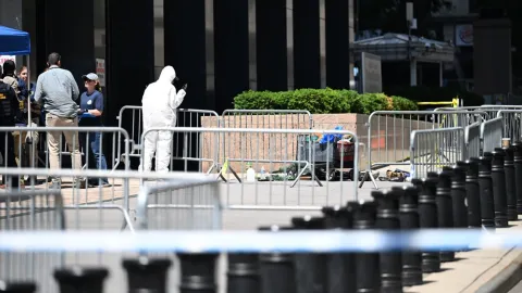 New York'ta Federal Plaza binası önünde güvenlik önlemleri alınmış bir cadde.