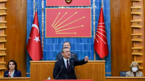 CHP Genel Başkanı Özgür Özel'in yeni parti kurma çalışmalarına ilişkin haber görseli.