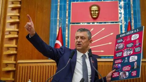 CHP Genel Başkanı Özgür Özel'in yeni parti kurma hazırlıklarıyla ilgili bir görsel.