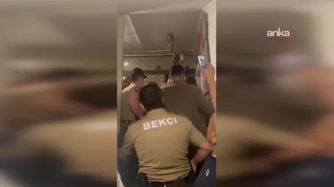 CHP Ankara İl Başkanlığı binasına polis ve bekçiler eşliğinde giriş yapılmasına tepki gösteren Murat Emir'in fotoğrafı.