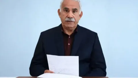 Abdullah Öcalan'ın İmralı'da DEM Parti heyetiyle görüştüğüne dair haber görseli.