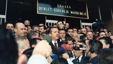 Adalet Bakanlığı binası ve Türk bayrağı görseli.