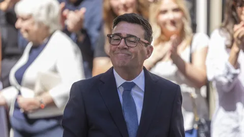 Andy Burnham'ın Britanya İşçi Partisi lideri olarak seçilmesini temsil eden bir görsel.