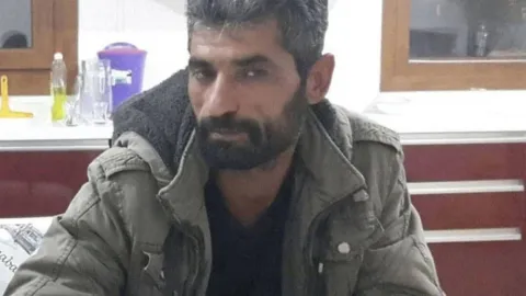 Adliye önünde polis ekipleri ve araç.