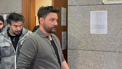Oğuzhan Uğur'un da aralarında bulunduğu Ahbap soruşturması kapsamında tutuklanan 9 kişi adliyeden çıkarken.
