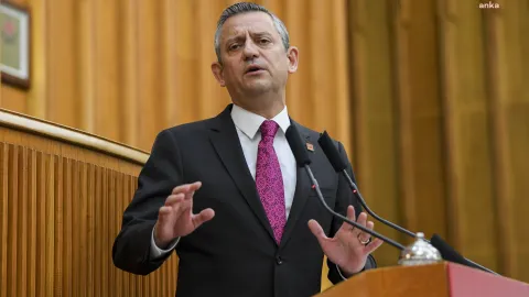 CHP lideri Özgür Özel, Meclis'te grup toplantısında konuşurken
