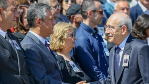 CHP Genel Başkanı Özgür Özel konuşma yaparken