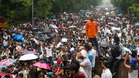 Hindistan'da protestocuların polis müdahalesine karşı yürüdüğü bir görüntü.