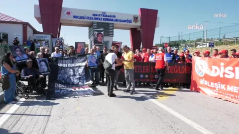 Dilovası'nda bir fabrika yangını sonrası çekilmiş genel bir görüntü.