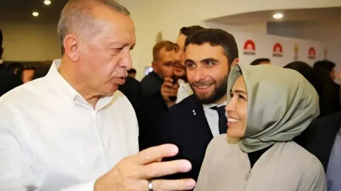 Ziraat Finans Grubu logosu ve veri merkezi binasını temsil eden bir görsel.