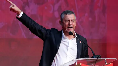 Özgür Özel'in konuşma yaptığı bir meclis kürsüsü görseli.