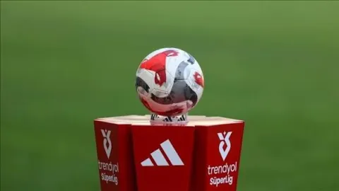 Futbol sahası ve kale direği görseli.